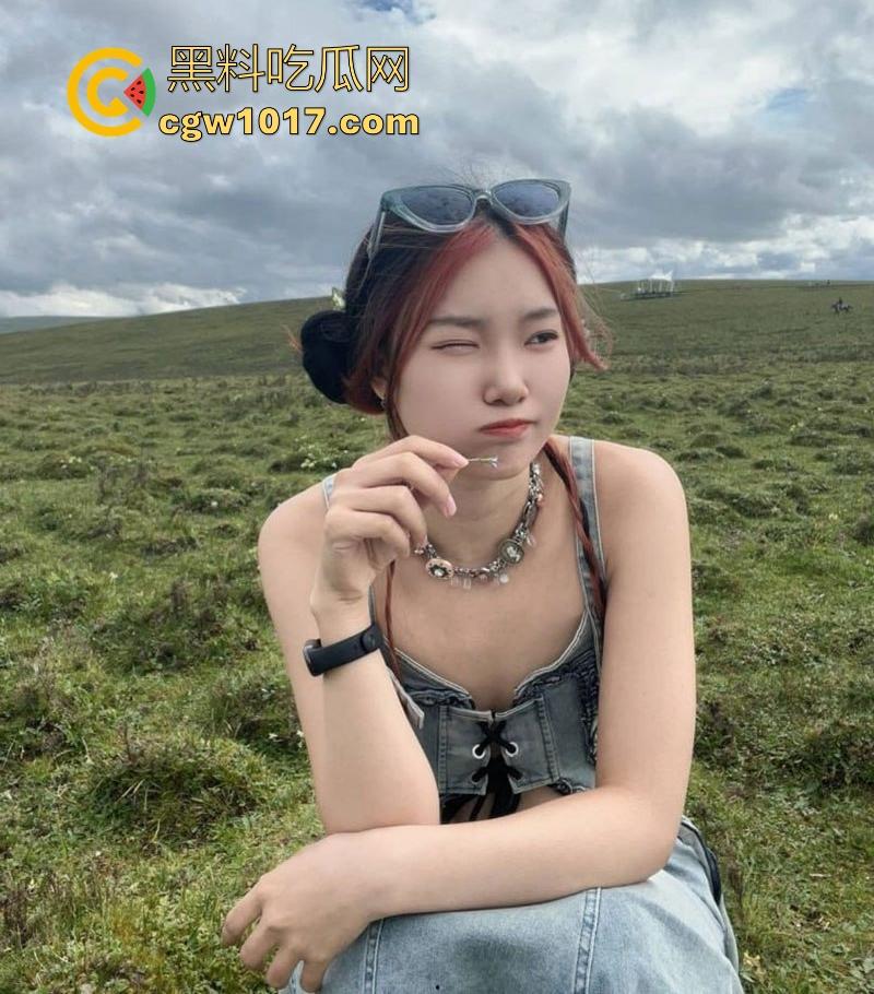 武汉大学英语系学姐【魏美丽】约炮成瘾，看似清纯可爱，实则骚逼里早已灌满精液，被大屌操成母狗！-5