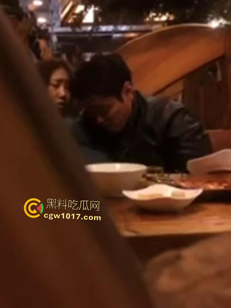 小情侣西餐厅内激情亲热被店长抓包,亲嘴摸奶后男友钻裙底直接舔逼,服务员拍肩喝止:想操去开房!-2