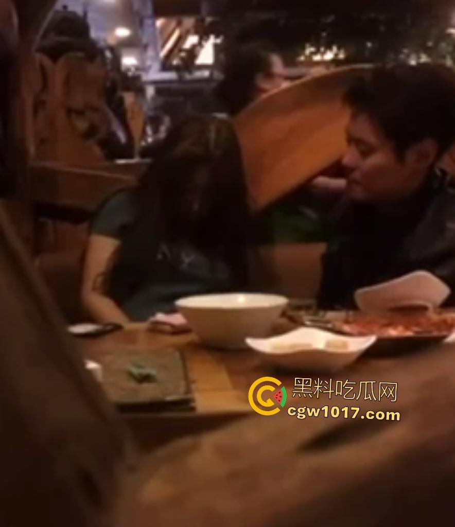 小情侣西餐厅内激情亲热被店长抓包,亲嘴摸奶后男友钻裙底直接舔逼,服务员拍肩喝止:想操去开房!-7