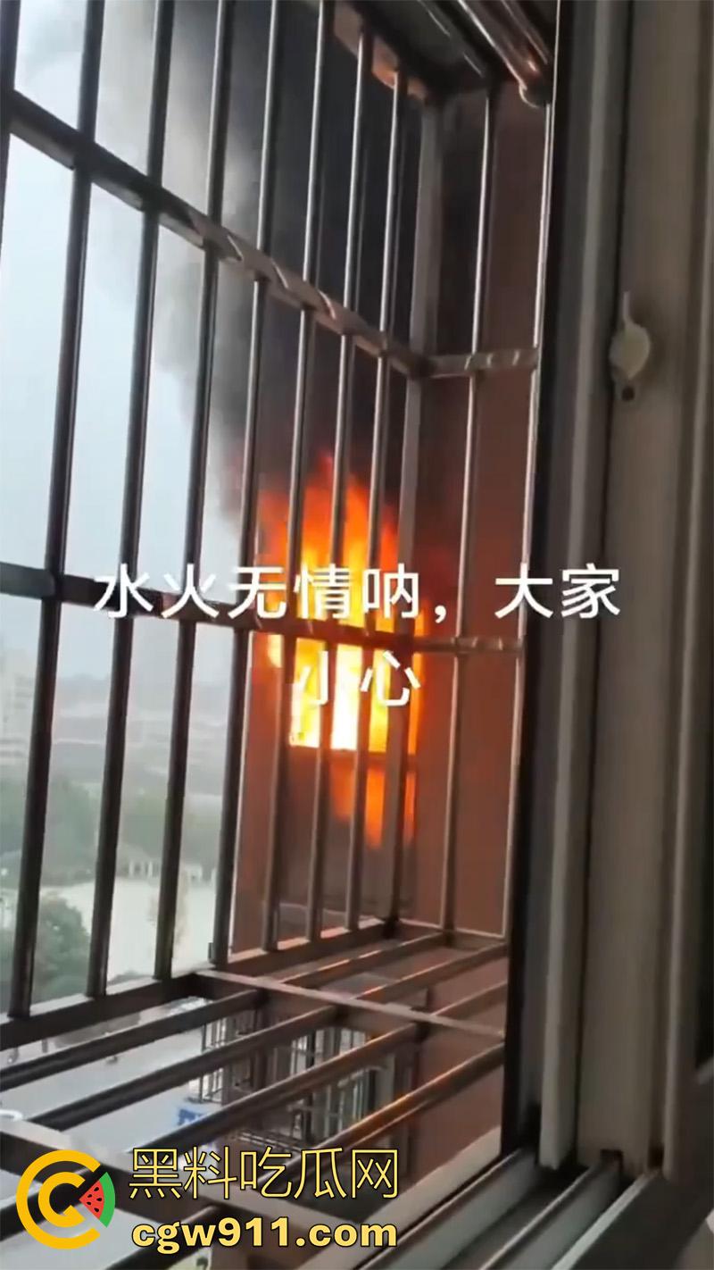 男人崩溃带走全家,合肥滨湖顺园北区发生火灾,据说是男人心态崩溃,给老婆和孩子下安眠药后点了房子!-4