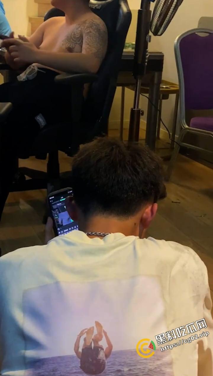 男生造女生黄谣 反被勾引到酒店戏耍 一开门 满屋子的纹身扣脚大汉 围着他暴打羞辱-19