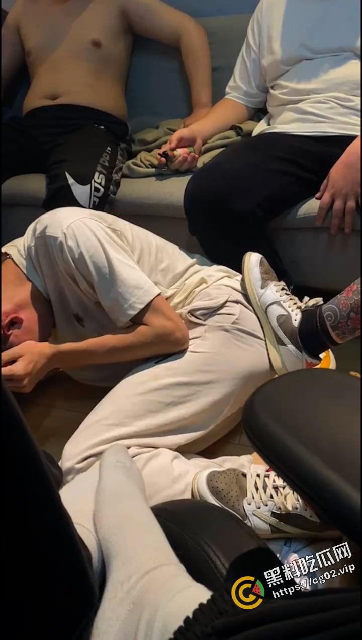 男生造女生黄谣 反被勾引到酒店戏耍 一开门 满屋子的纹身扣脚大汉 围着他暴打羞辱-20