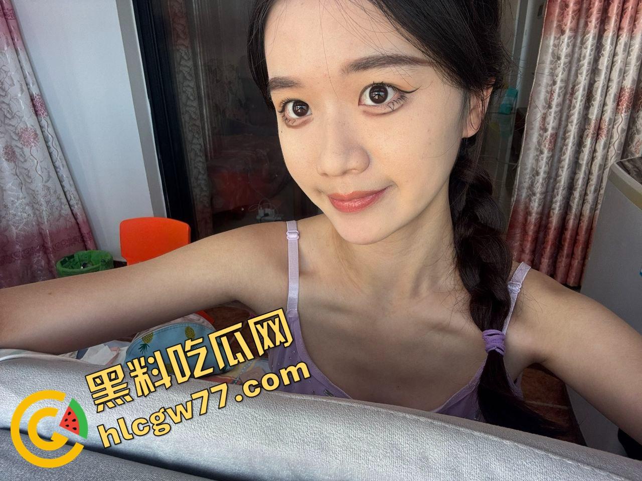 甜妹外表实则骚货体质，新乡小甜妞『钱乐乐』奶大腿白笑得甜，就是阴毛炸得跟小草坪一样！-5