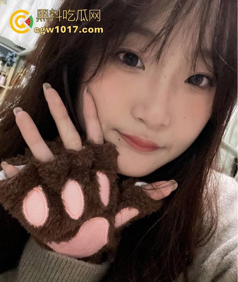 湖北职业学院【江雯彤】恋爱时疯狂榨干男友钱包，分手后被狠心曝光，教室后排自慰调教，传统位爆操，第一母狗实锤！-2