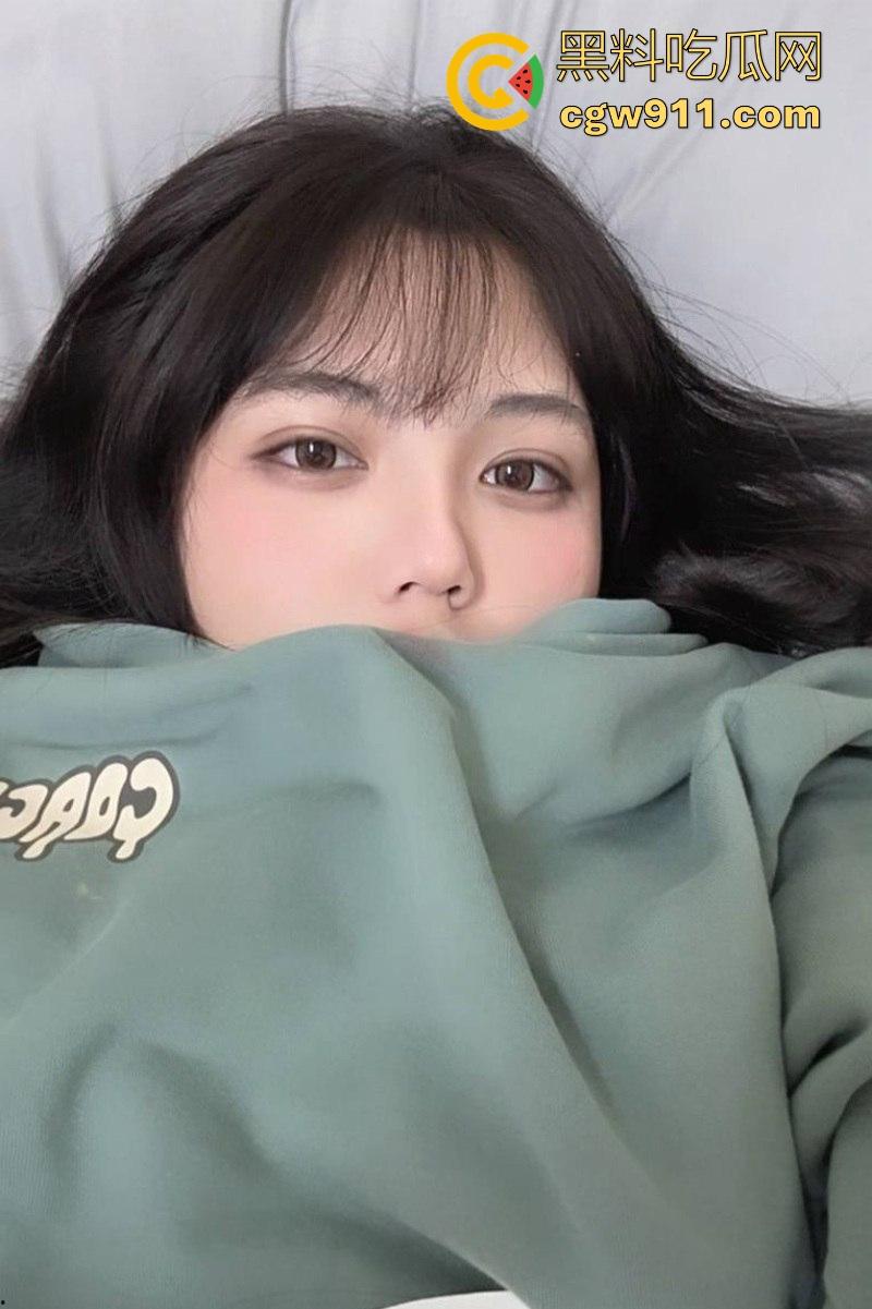 江南大学巨乳女大【徐莹】白嫩巨乳诱人十足，黑丝包裹完美身材，口交吞精女上骑乘后入猛操极致反差 ！-1