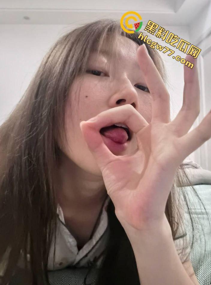 20岁女大【王誉洁】被男友爆骚照！提双飞翻脸，母狗or装纯？别装了好吗？-1