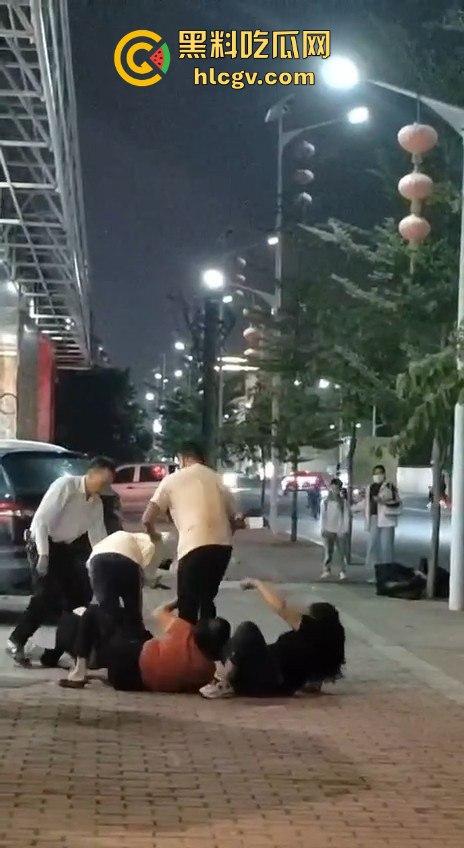 汕头街头捉奸现场变大乱斗！男子抓现行，揪老婆头发猛打，小三哥真爱护花抱腿求饶！-6