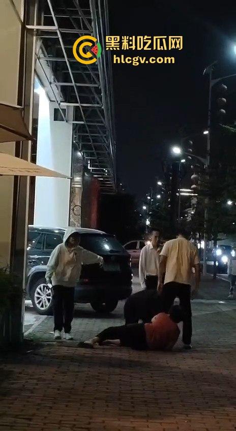 汕头街头捉奸现场变大乱斗！男子抓现行，揪老婆头发猛打，小三哥真爱护花抱腿求饶！-10