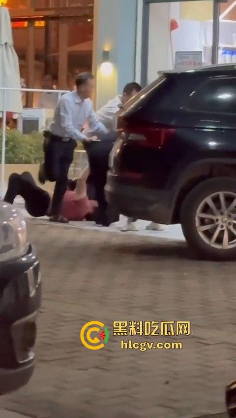 汕头街头捉奸现场变大乱斗！男子抓现行，揪老婆头发猛打，小三哥真爱护花抱腿求饶！-12