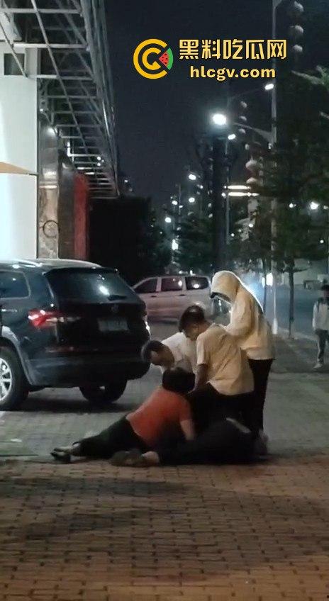 汕头街头捉奸现场变大乱斗！男子抓现行，揪老婆头发猛打，小三哥真爱护花抱腿求饶！-15
