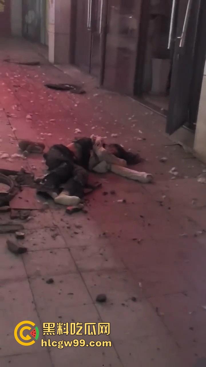 重庆窨井成发射台，小女孩扔鞭炮直接被炸飞10米，衣服炸碎焦黑落地，年还没过完就上天！-13