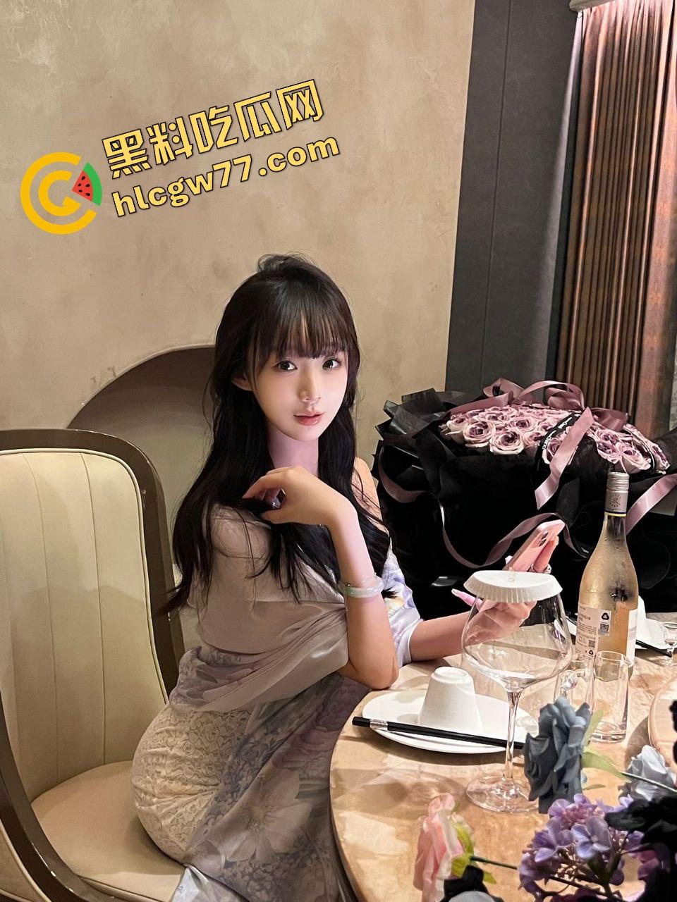 徐州丝袜美腿气质女神【章芮路】穿空姐制服勾人啪啪,露脸跪舔无套中出,小穴夹得贼紧射完还笑!-1