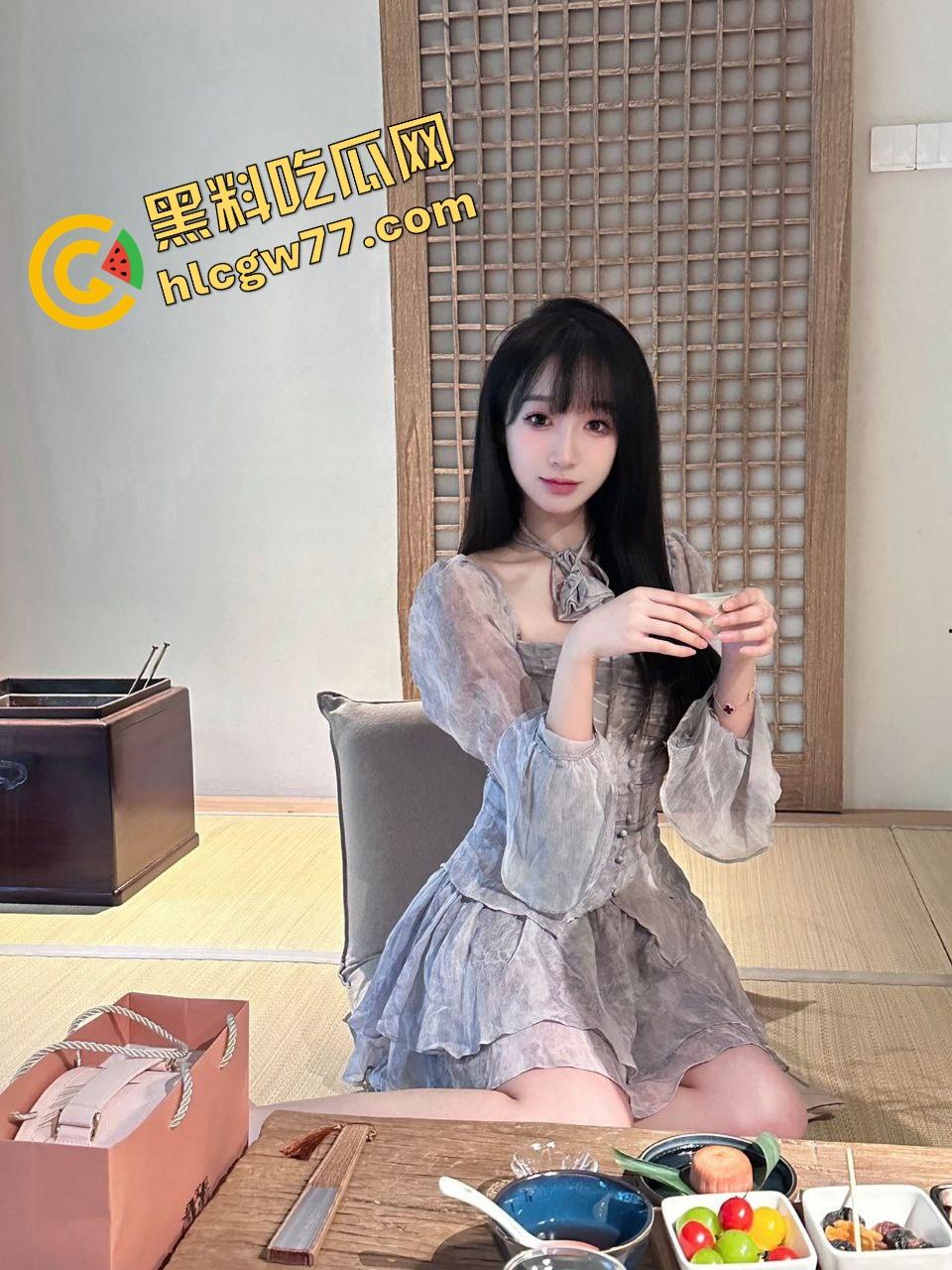 徐州丝袜美腿气质女神【章芮路】穿空姐制服勾人啪啪,露脸跪舔无套中出,小穴夹得贼紧射完还笑!-3