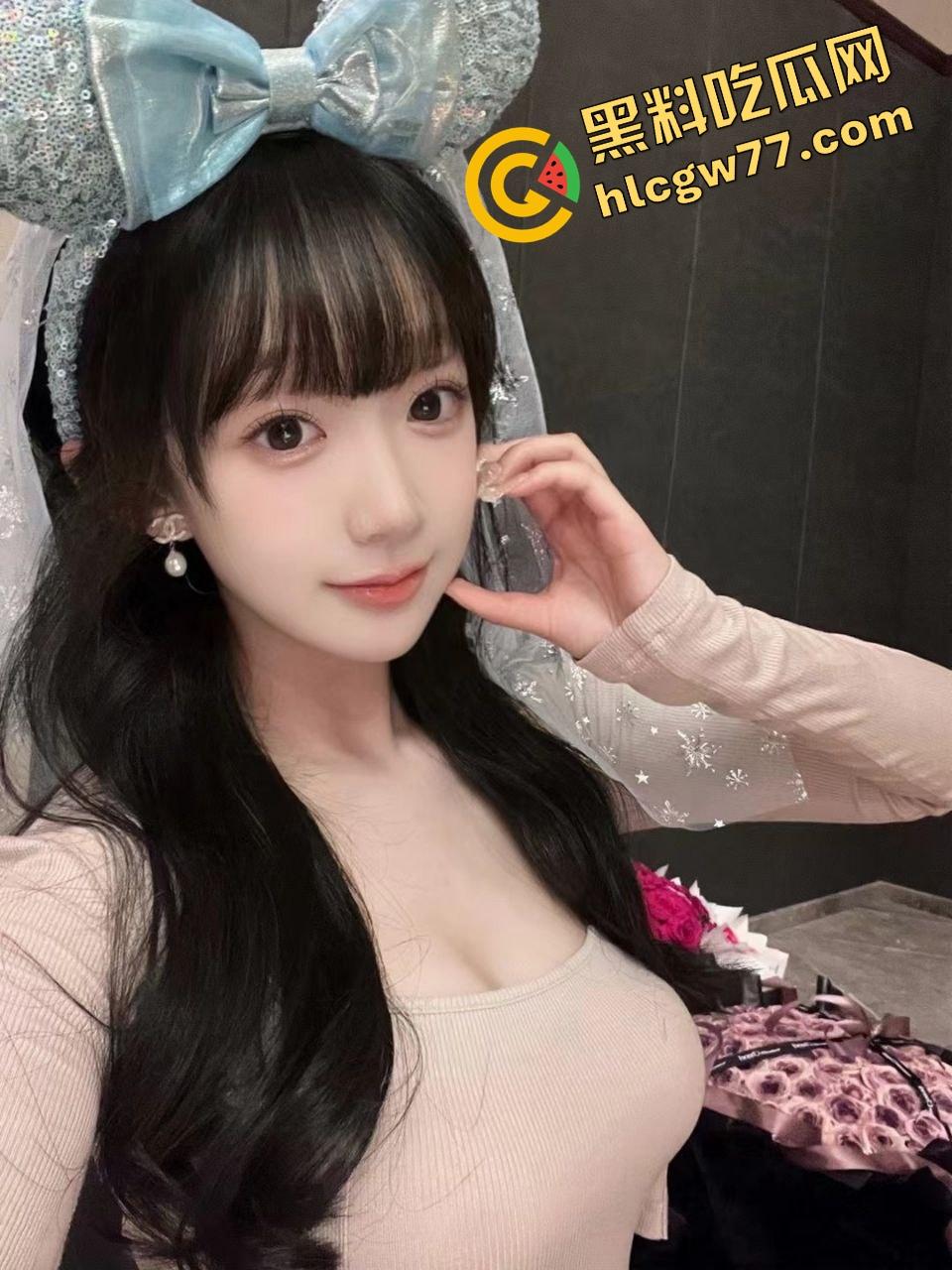 徐州丝袜美腿气质女神【章芮路】穿空姐制服勾人啪啪,露脸跪舔无套中出,小穴夹得贼紧射完还笑!-5