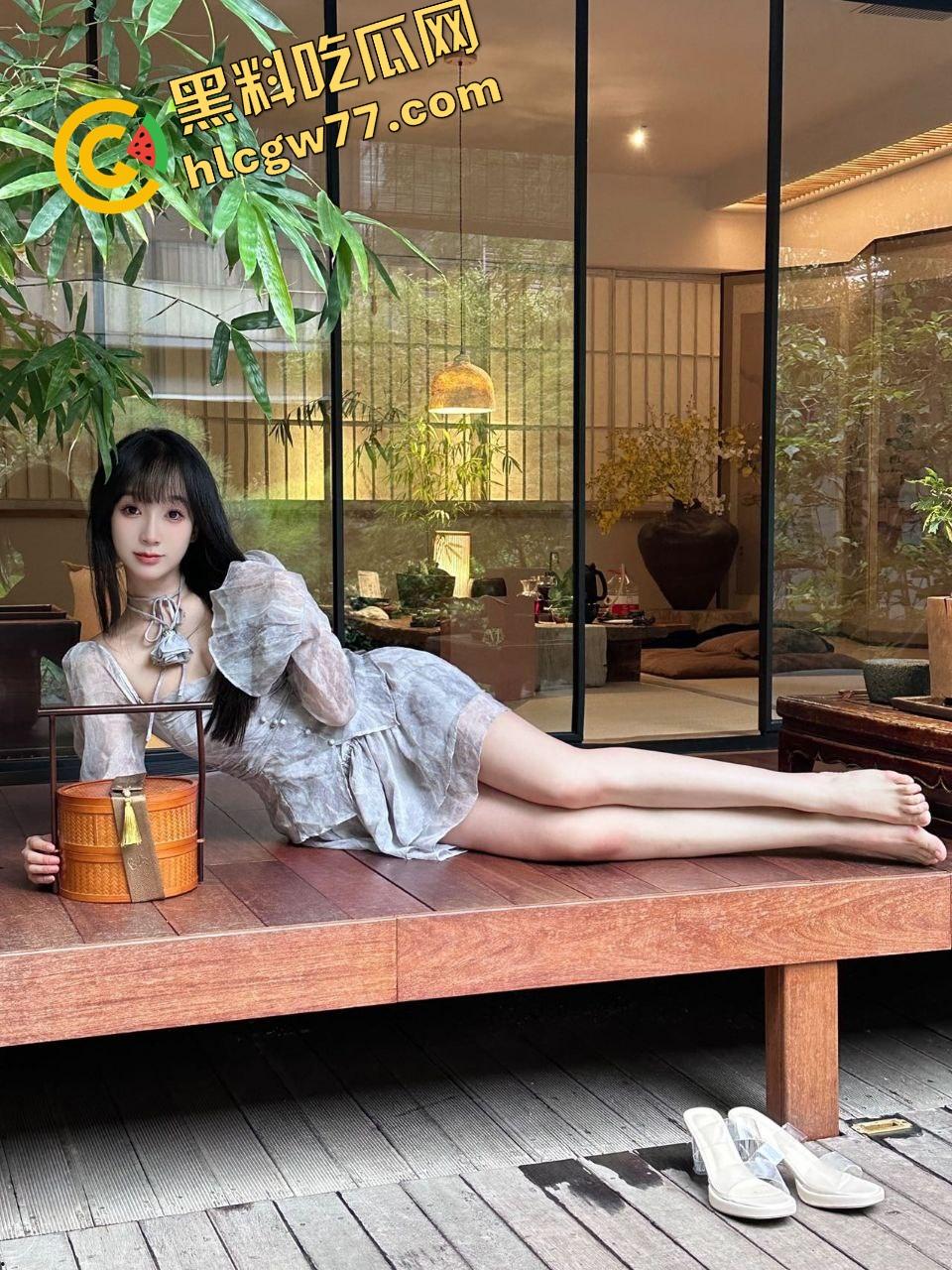 徐州丝袜美腿气质女神【章芮路】穿空姐制服勾人啪啪,露脸跪舔无套中出,小穴夹得贼紧射完还笑!-7