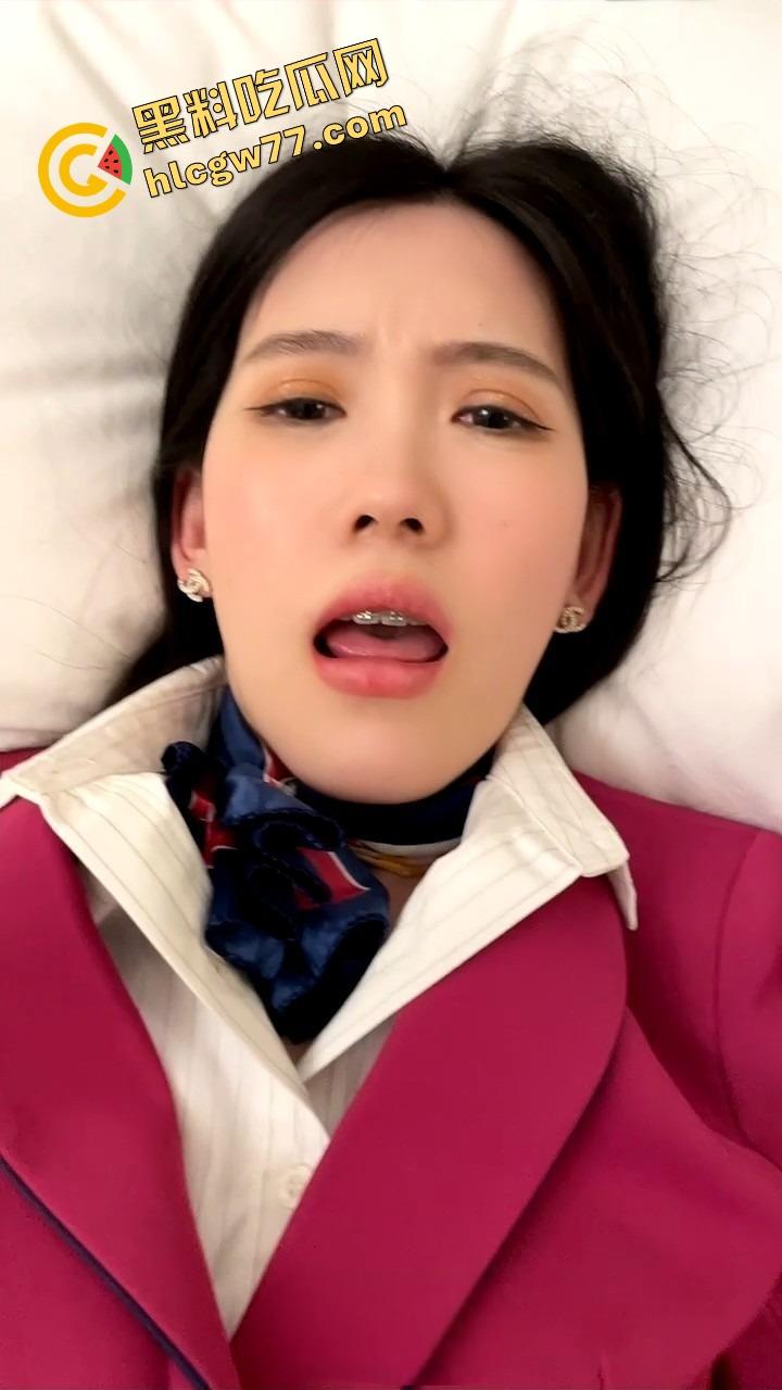 徐州丝袜美腿气质女神【章芮路】穿空姐制服勾人啪啪,露脸跪舔无套中出,小穴夹得贼紧射完还笑!-11