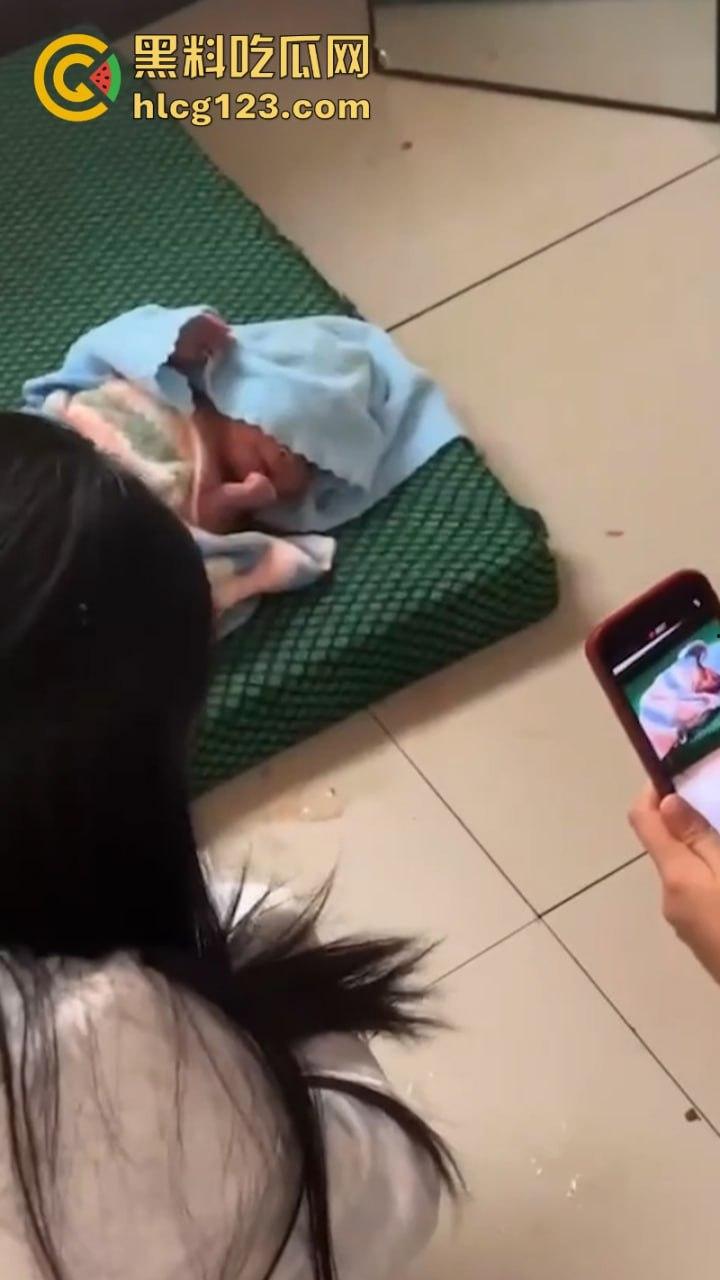 血腥慎入！令人发指在校女大学生突然在公厕临盆生孩子 又弃之不管！-5