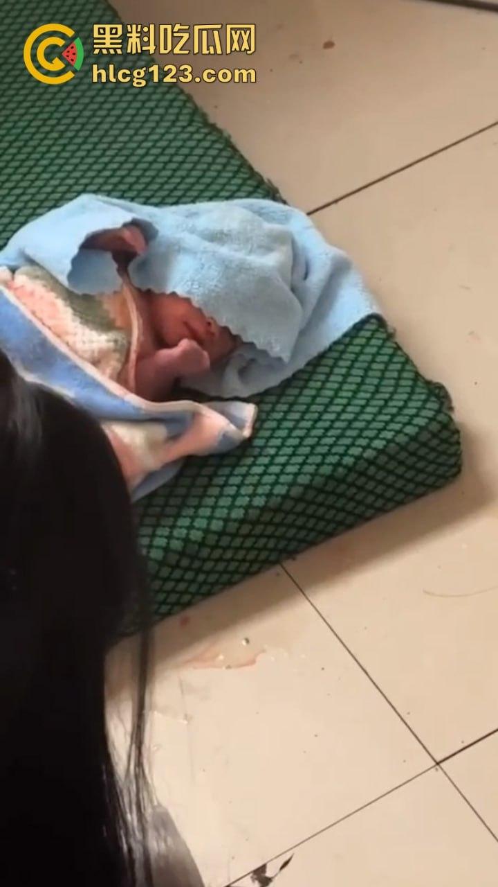 血腥慎入！令人发指在校女大学生突然在公厕临盆生孩子 又弃之不管！-8