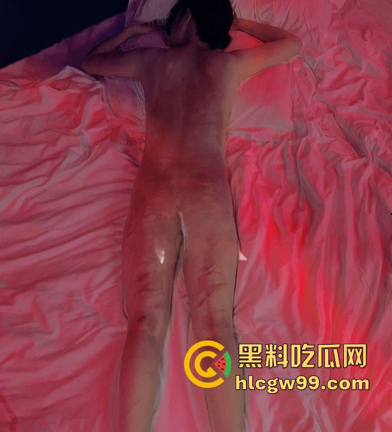 调教大神【冷先生】玩弄反差婊被虐到失神,饮尿滴蜡舔脚,强制高潮爽到喷汁,母狗跪地求操,SM狠玩到腿软!-10