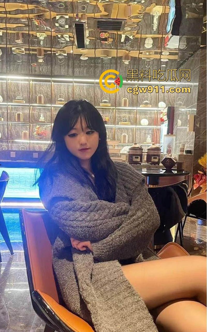 重庆工商大学可爱小萝莉【李嘉雯】与男友激情床战视频曝光,无套狠操骚穴,深喉口交浓精灌嘴,骚得一批!-1