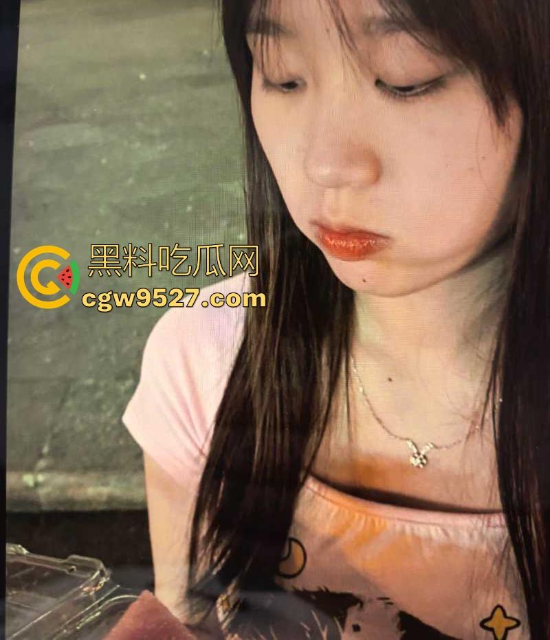 湖南师范学院00后【李小晴】做爱视频被男友曝光，巨乳翘臀画面露骨火辣，喜欢后入猛干淫水四溅！-8