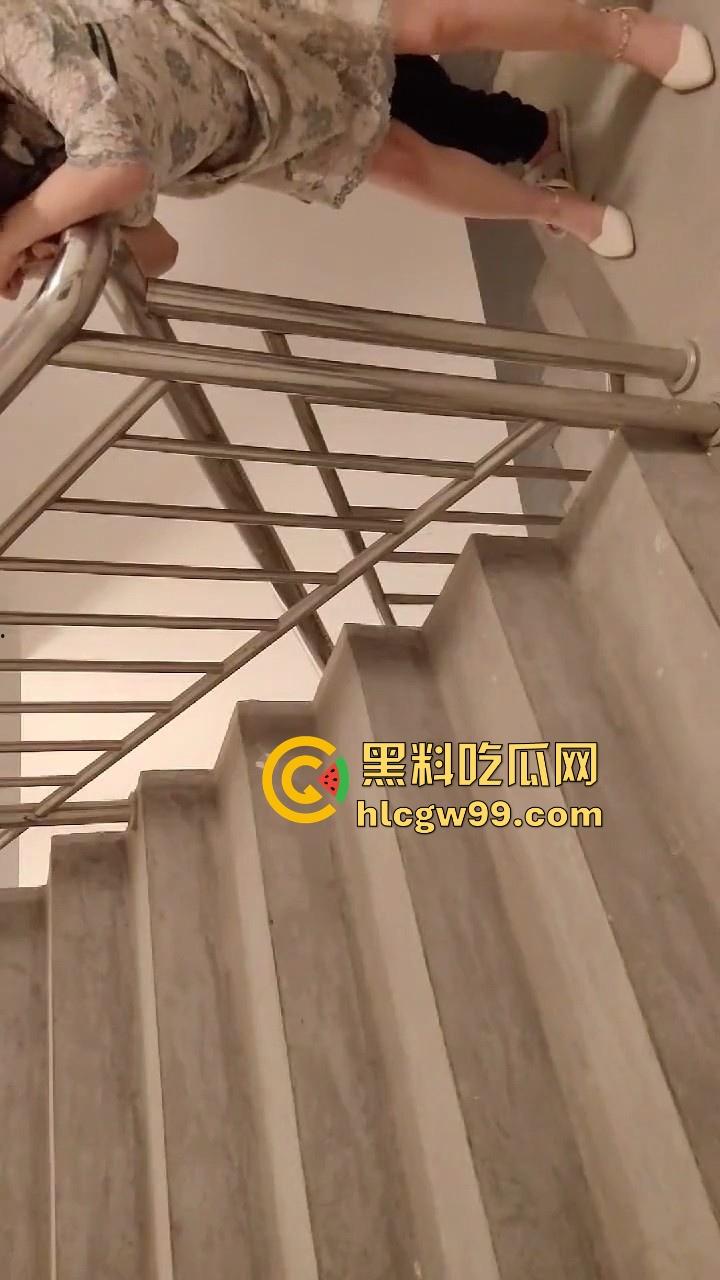 福州第一中学初中女老师【杨惠蓉】在家中和光头教导主任偷情曝光,楼道做爱实在太刺激了,小身材 眼镜婊!-3