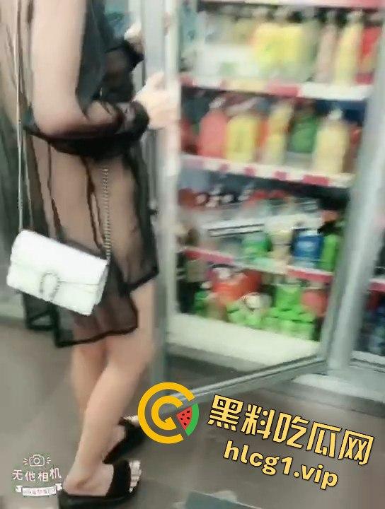 东北骚娘们穿皇帝的新衣在711买饮料，毫无遮掩就是想被当场怼骚B！-2