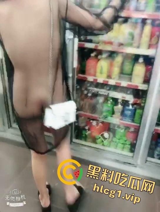 东北骚娘们穿皇帝的新衣在711买饮料，毫无遮掩就是想被当场怼骚B！-3