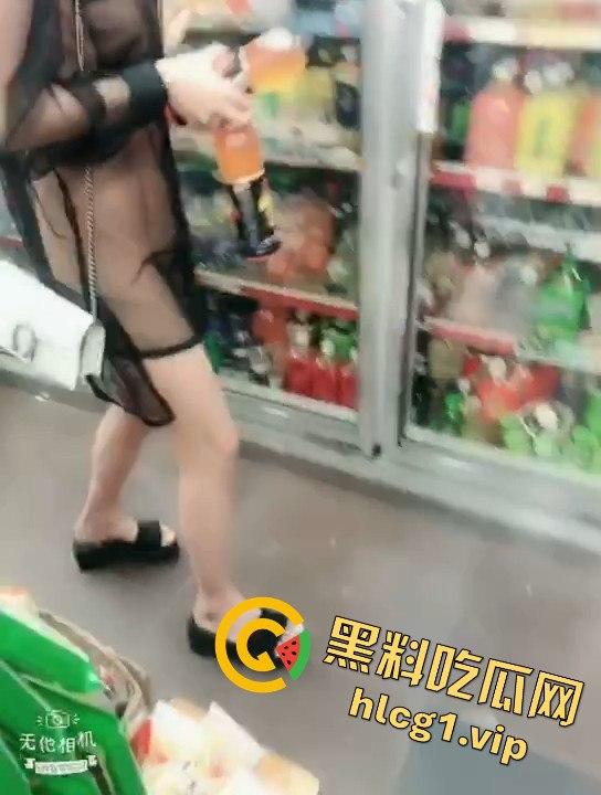 东北骚娘们穿皇帝的新衣在711买饮料，毫无遮掩就是想被当场怼骚B！-4