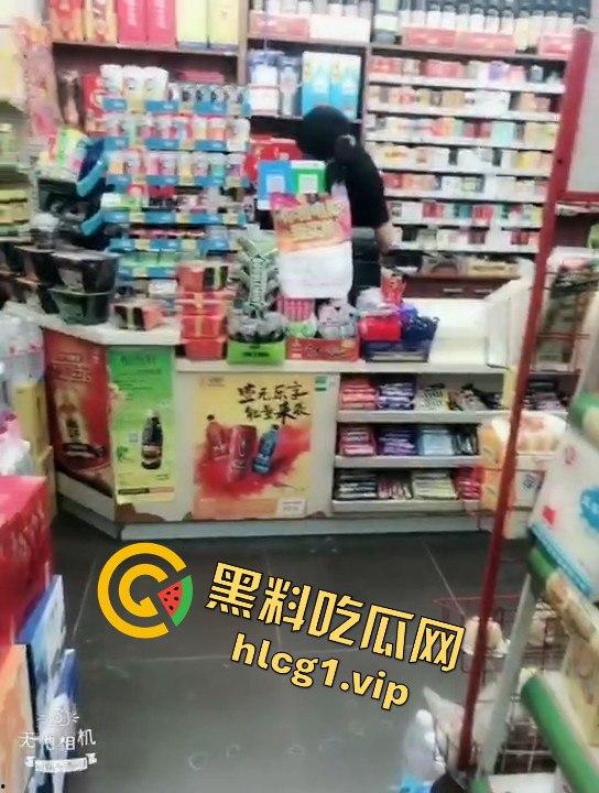 东北骚娘们穿皇帝的新衣在711买饮料，毫无遮掩就是想被当场怼骚B！-8