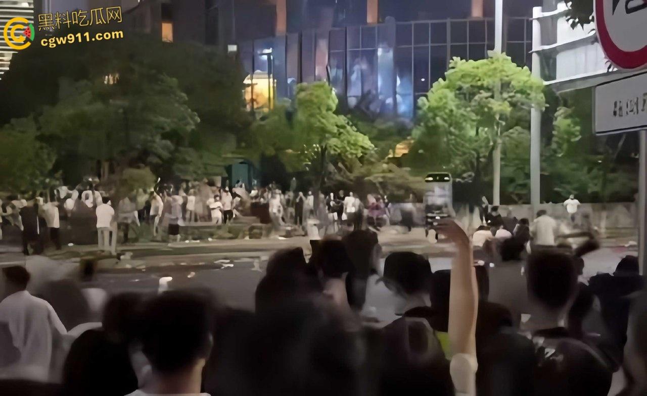 南昌乌龙事件,男子带姐姐一家看烟花不慎走散,他光膀子挥折扇喊外甥,被误认持刀被人群围剿 !-2