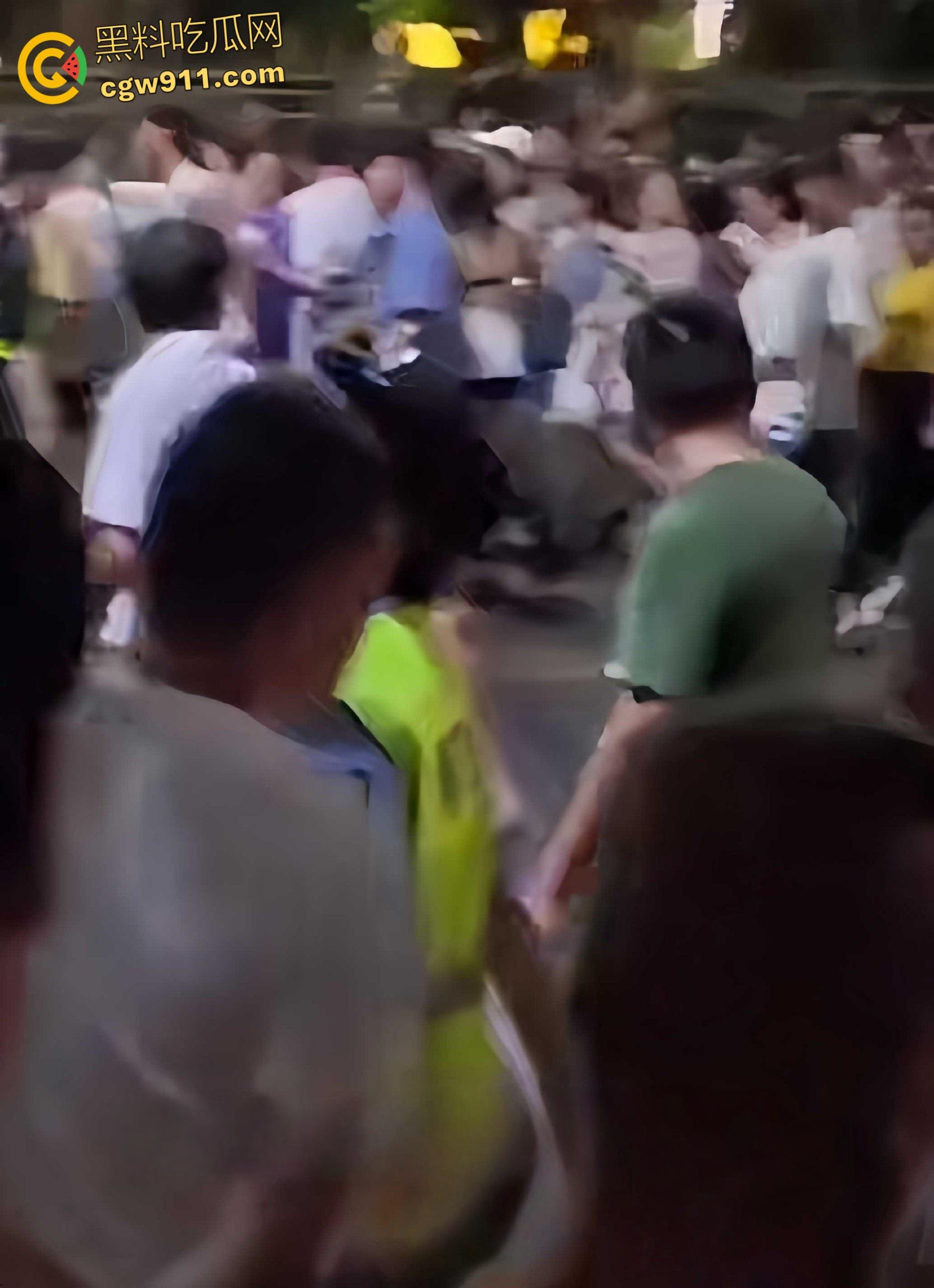 南昌乌龙事件,男子带姐姐一家看烟花不慎走散,他光膀子挥折扇喊外甥,被误认持刀被人群围剿 !-6