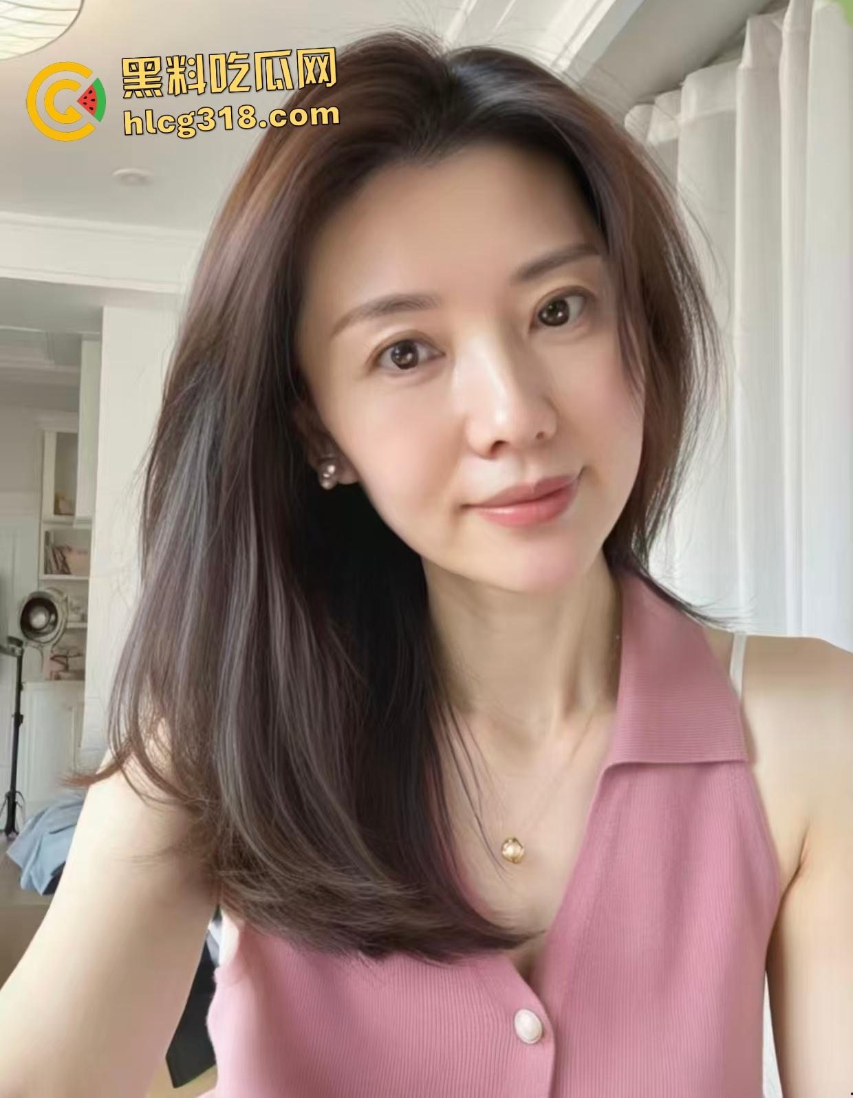 饥渴男女在大厅高凳上做爱,大衣掩盖半脱丝袜直接女上位,旁人大爷刷手机浑然不觉!-1