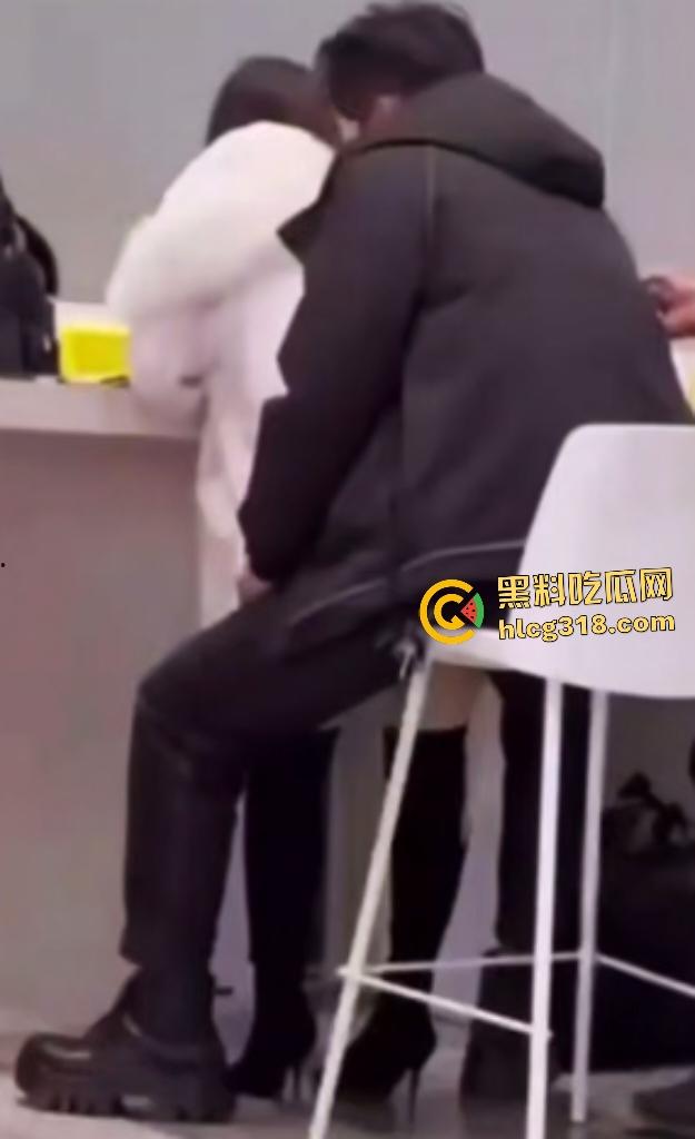 饥渴男女在大厅高凳上做爱,大衣掩盖半脱丝袜直接女上位,旁人大爷刷手机浑然不觉!-2