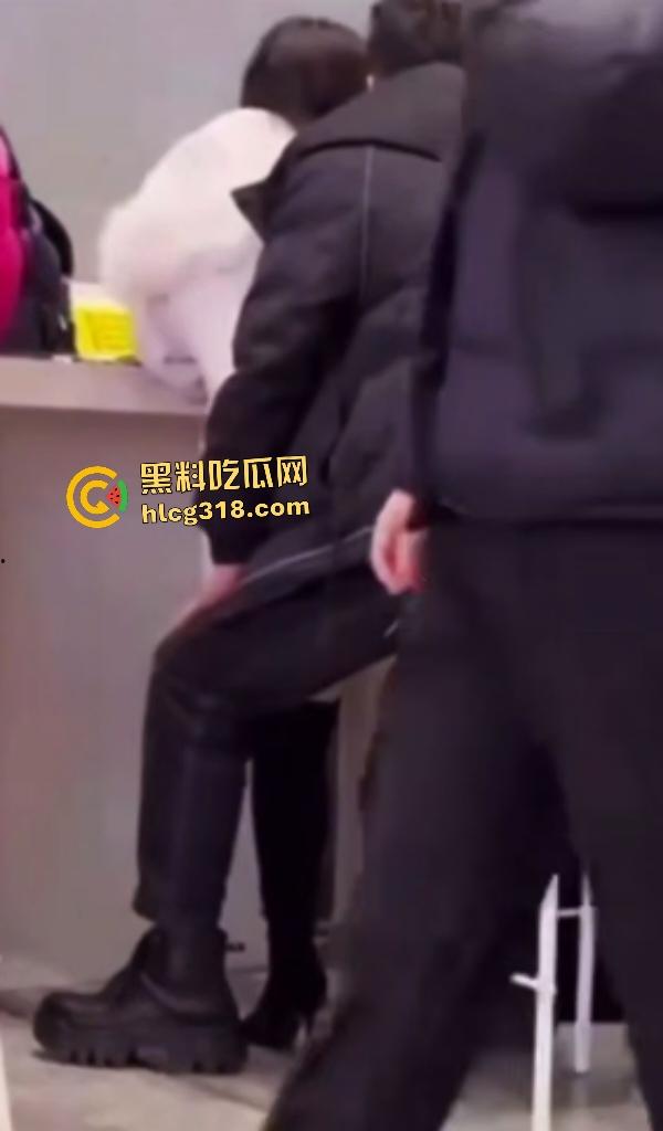饥渴男女在大厅高凳上做爱,大衣掩盖半脱丝袜直接女上位,旁人大爷刷手机浑然不觉!-3