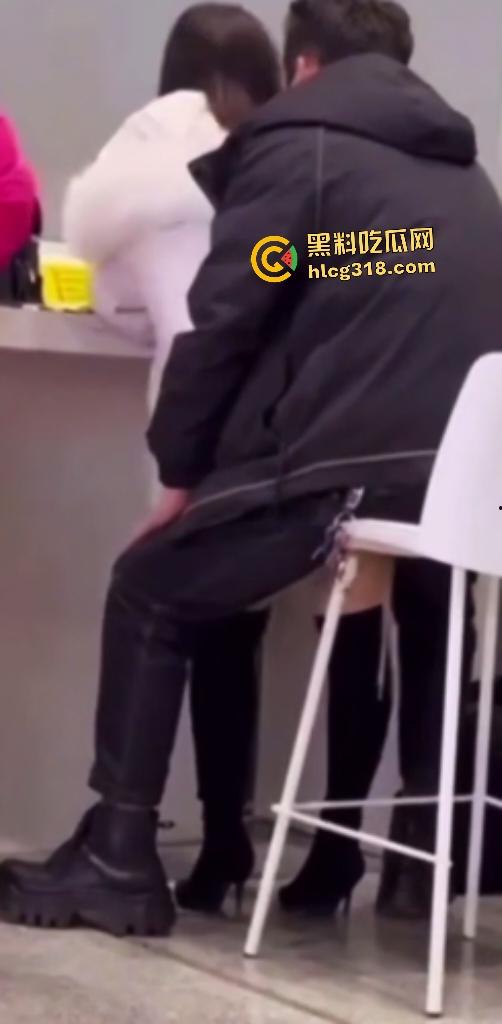 饥渴男女在大厅高凳上做爱,大衣掩盖半脱丝袜直接女上位,旁人大爷刷手机浑然不觉!-5