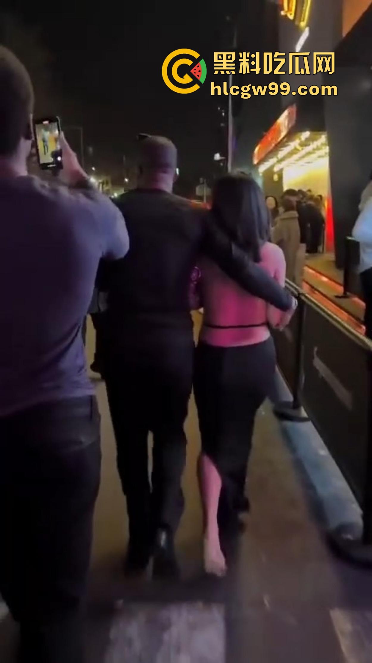 肤色不是问题，酒吧ezgirl女孩最爱吃巧克力鸡巴，巴西牛排逼免费送操，还能无套一发到底！-1