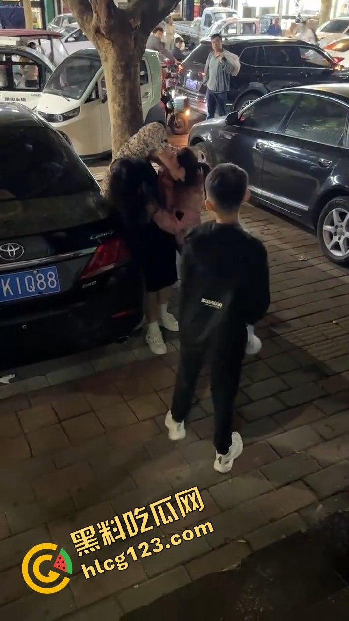 石家庄抓小三!母子联手出击,轮流暴打小三,这儿子没白养!-2