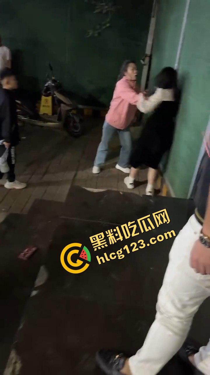 石家庄抓小三!母子联手出击,轮流暴打小三,这儿子没白养!-6