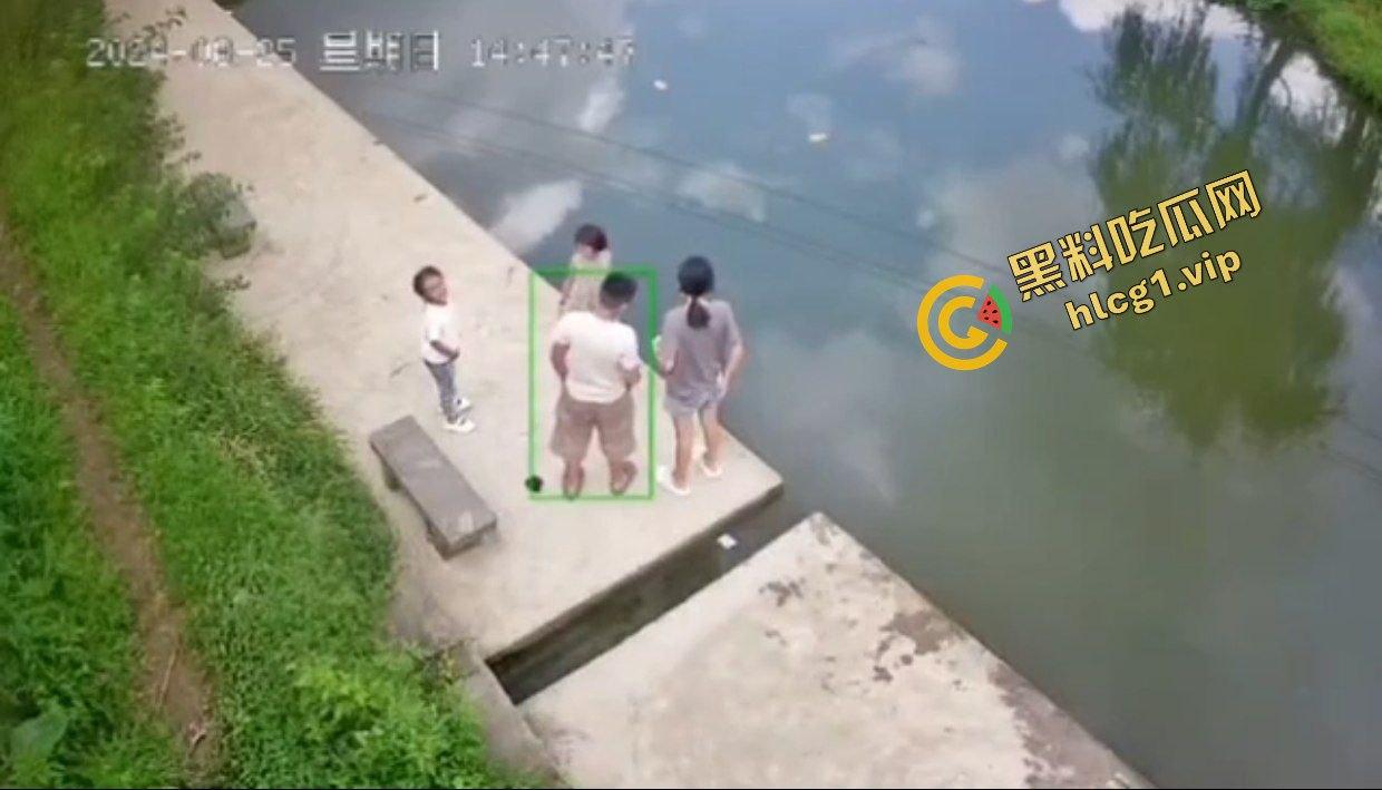 浙江儿童小女孩 与2个伙伴河边玩耍 不慎落水！4分钟后救起！-7