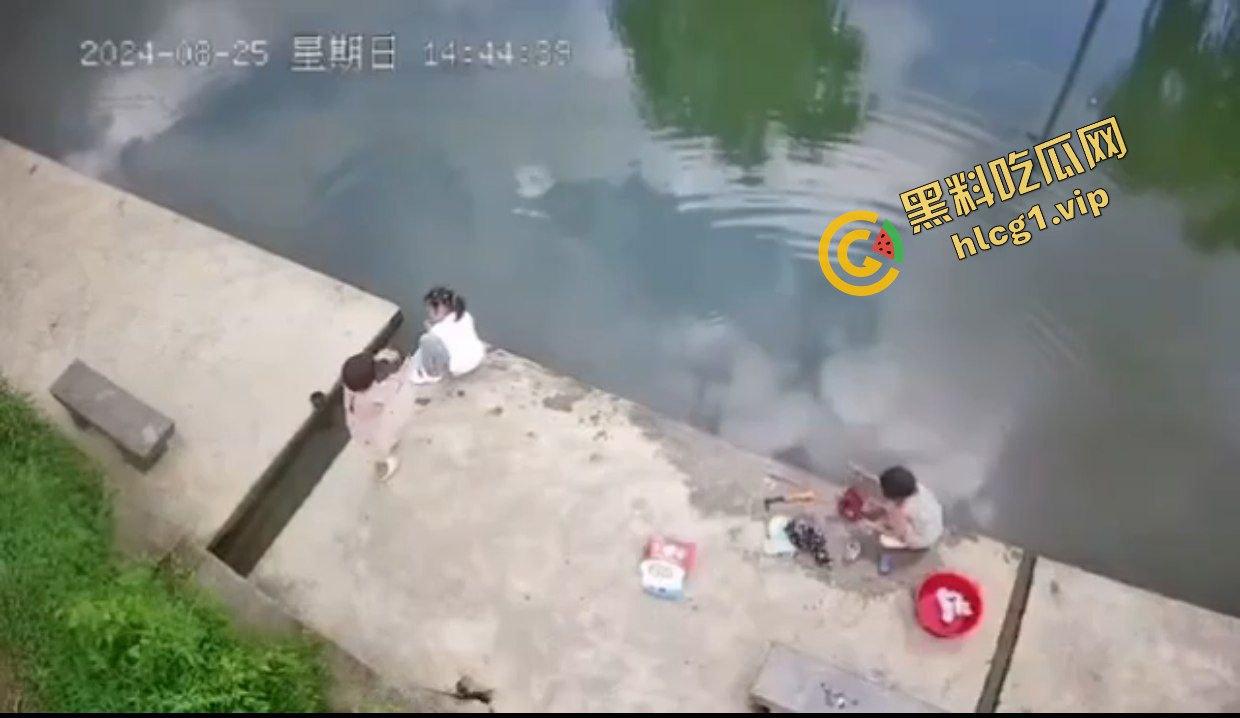 浙江儿童小女孩 与2个伙伴河边玩耍 不慎落水！4分钟后救起！-9