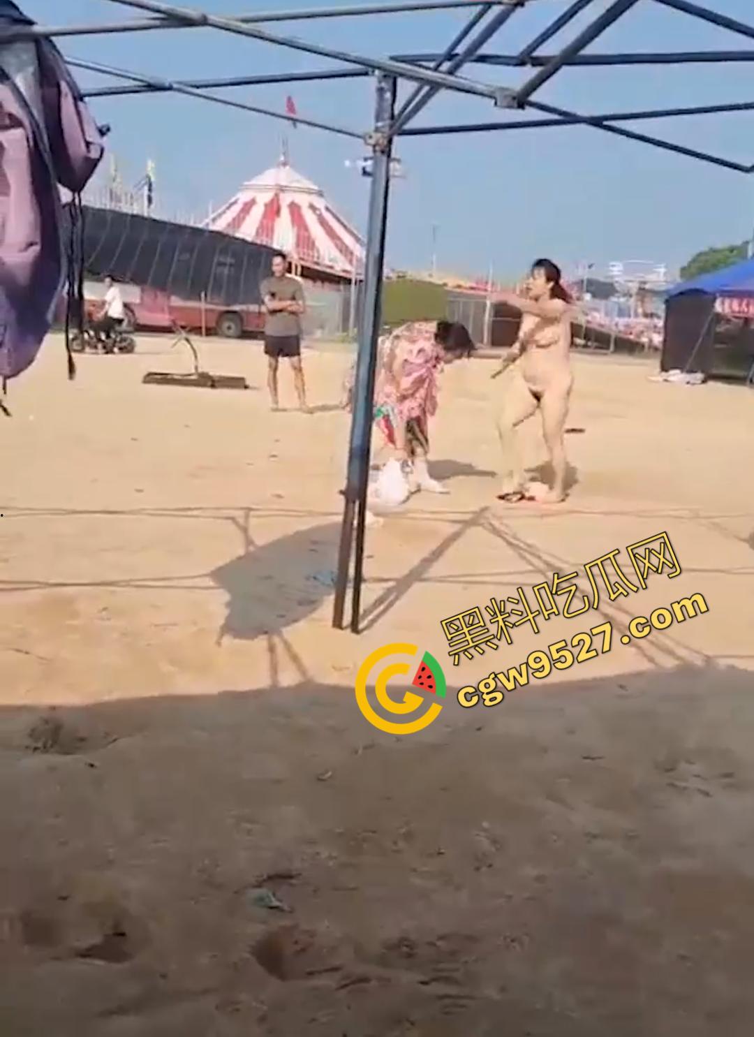 6旬大妈街头吵架全裸求操 肥臀巨乳让年轻小伙瞠目结舌乖乖溜走, 大妈骚操作惊呆路人-3