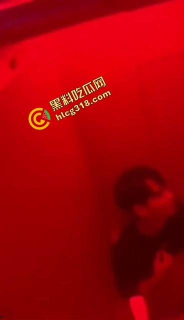 酒吧男厕野战偷拍流出,音乐声都盖不住骚货浪叫,男的一边拍一边干,门外敲门她越叫越浪!-6