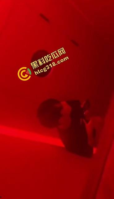 酒吧男厕野战偷拍流出,音乐声都盖不住骚货浪叫,男的一边拍一边干,门外敲门她越叫越浪!-7