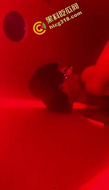 酒吧男厕野战偷拍流出,音乐声都盖不住骚货浪叫,男的一边拍一边干,门外敲门她越叫越浪!-8