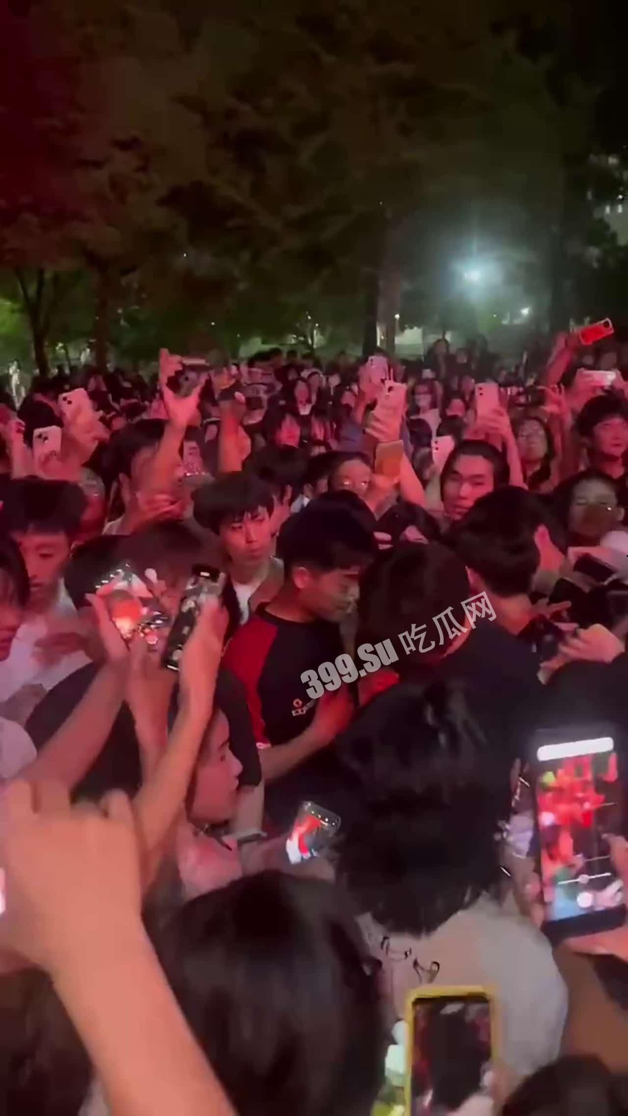 网传 安徽财贸职业学院 一海王同时谈8个女友被抓包 现场堪比演唱会🤣-2