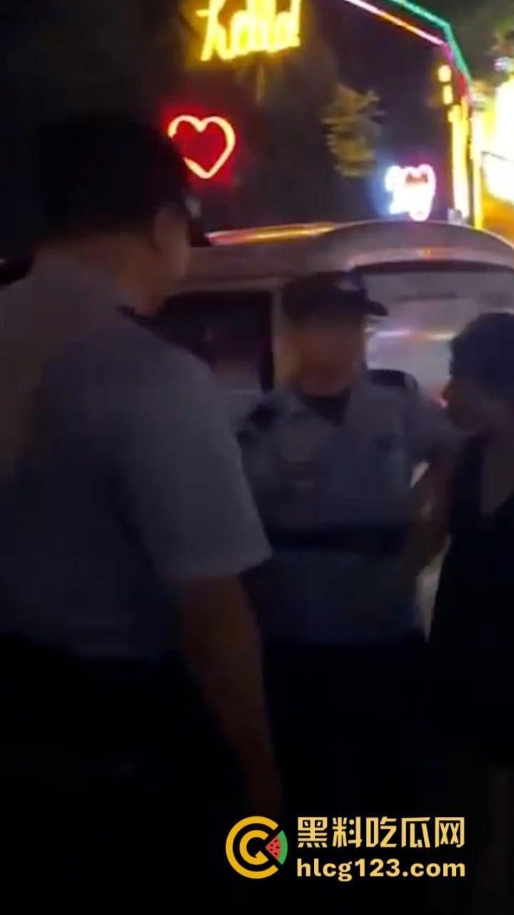 一山不容二母!女子当街手撕渣男和小三 狂扇耳光围观群众都说打得好-1