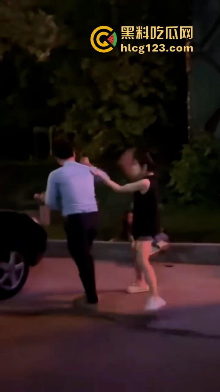 一山不容二母!女子当街手撕渣男和小三 狂扇耳光围观群众都说打得好-5