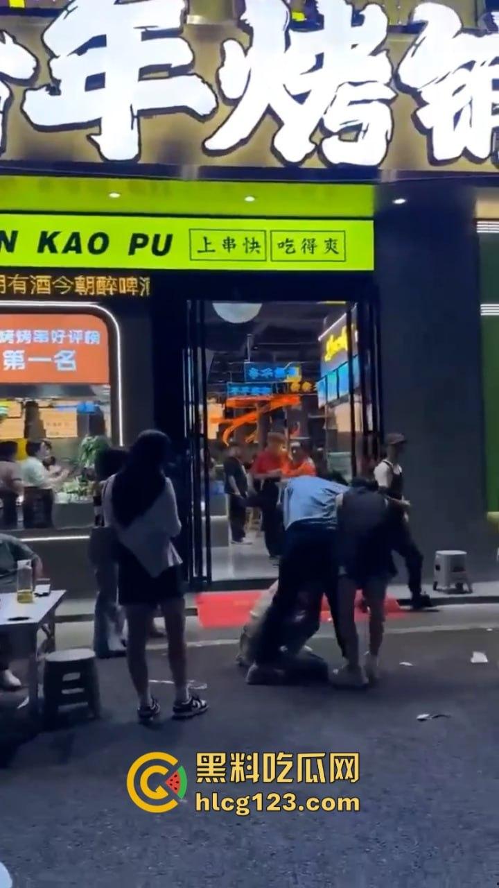 一山不容二母!女子当街手撕渣男和小三 狂扇耳光围观群众都说打得好-6