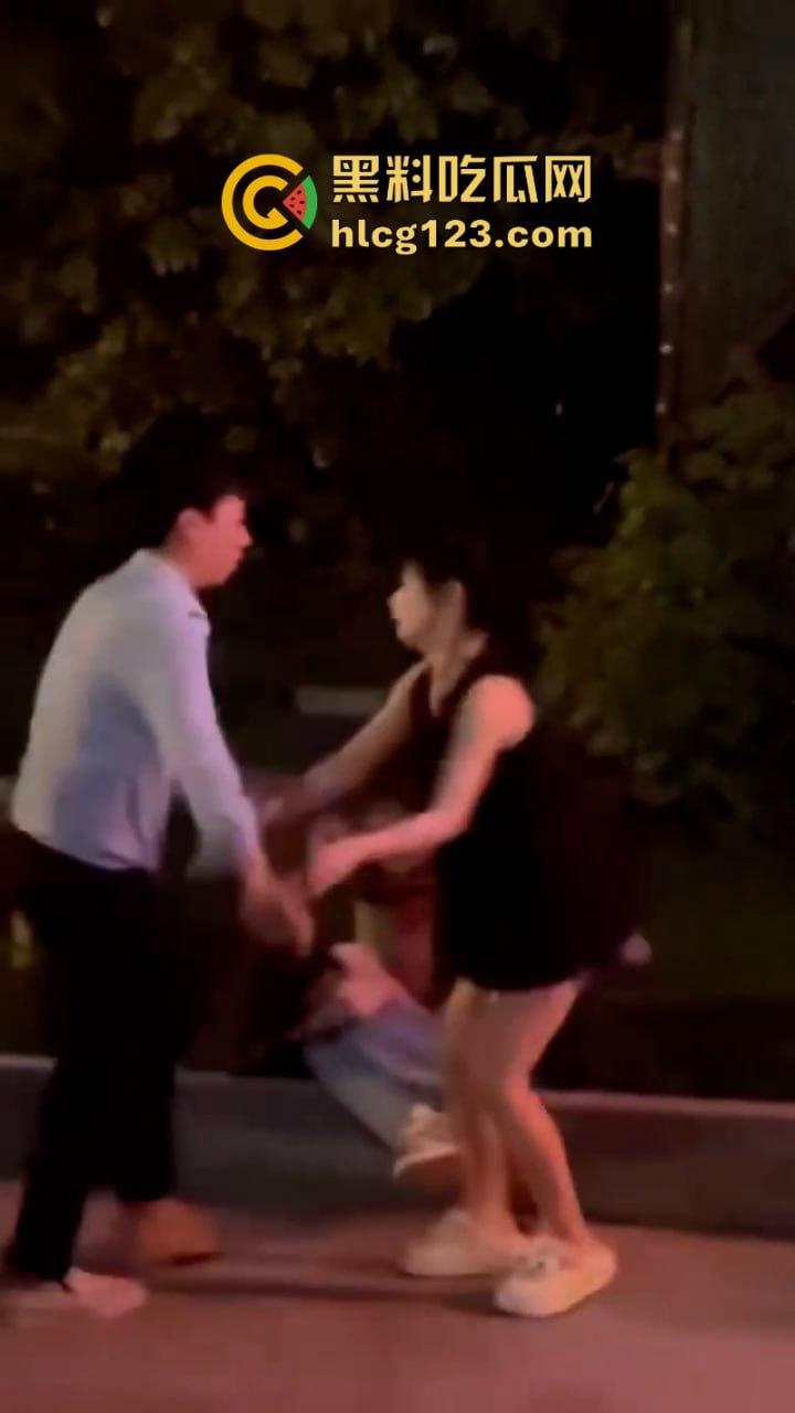 一山不容二母!女子当街手撕渣男和小三 狂扇耳光围观群众都说打得好-7